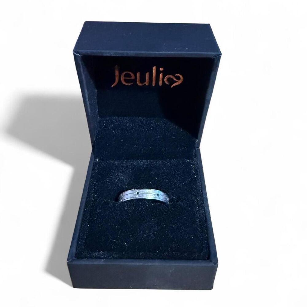 Jeulia silver promise ring with three small dots size 8